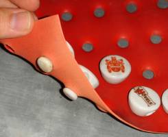 Flexible Gummimatten zum fixiieren von vielen Bügelverschlüssen (gut für Tauschbörsen)