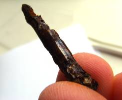 Pushing out of rusty wire, seen in cross sections of a cermic cap (IV)